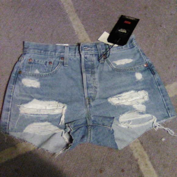 COPY - NWT Size:27 Levi’s 501 High-Rise light wash distressed Denim Shorts - Picture 7 of 8
